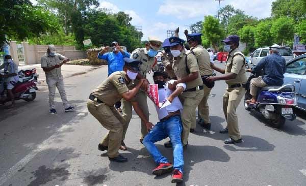 భగ్గుమన్న విద్యార్థి సంఘాలు..జాబ్ క్యాలెండర్పై నిరసన భగ్గుమన్న విద్యార్థి సంఘాలు..జాబ్ క్యాలెండర్పై నిరసన