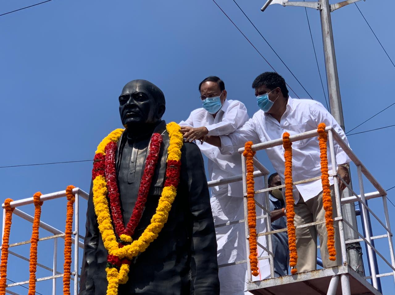పీవీకి భారత ఉపరాష్ట్రపతి ఘన నివాళి పీవీకి భారత ఉపరాష్ట్రపతి ఘన నివాళి