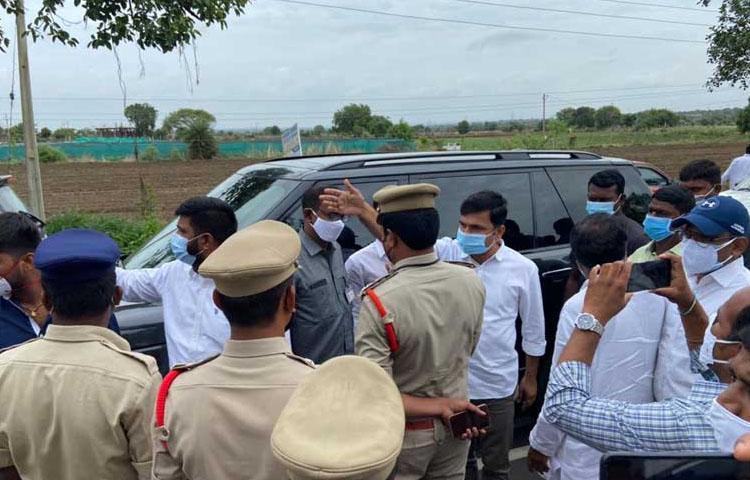 YS షర్మిల కాన్వాయ్ ని అడ్డుకున్న పోలీసులు YS షర్మిల కాన్వాయ్ ని అడ్డుకున్న పోలీసులు