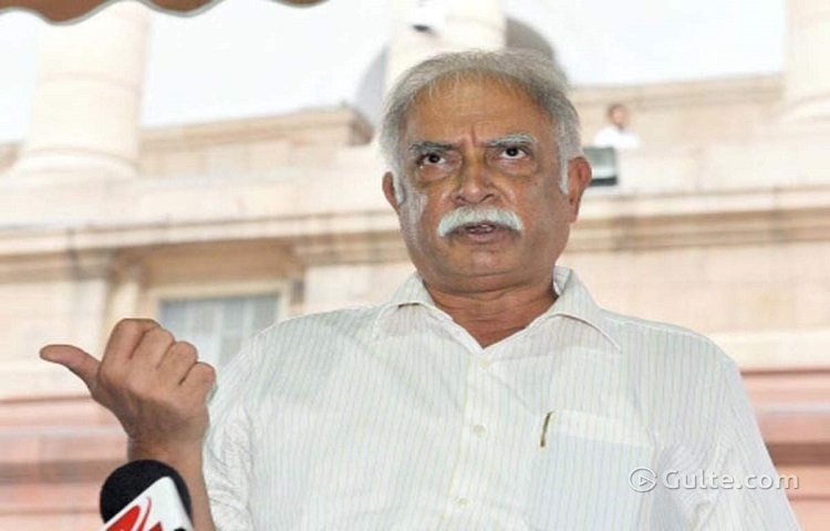 అశోకగజపతిరాజుపై కేసు: హైకోర్టు స్టే అశోకగజపతిరాజుపై కేసు: హైకోర్టు స్టే