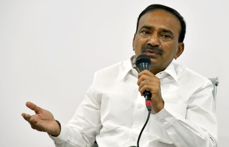 రాజీనామా తరువాత అసెంబ్లీ మీడియాతో మాట్లాడిన ఈటల రాజేందర్. రాజీనామా తరువాత అసెంబ్లీ మీడియాతో మాట్లాడిన ఈటల రాజేందర్.