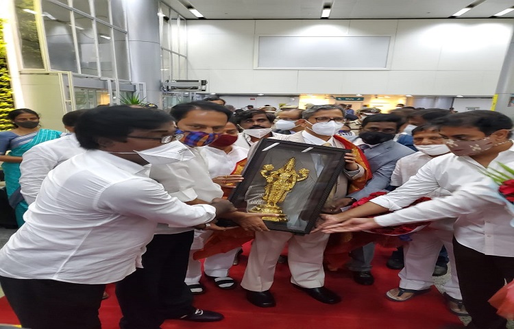 హైదరాబాద్ కి చేరుకున్న సిజేఎస్ ఎన్.వి.రమణ హైదరాబాద్ కి చేరుకున్న సిజేఎస్ ఎన్.వి.రమణ