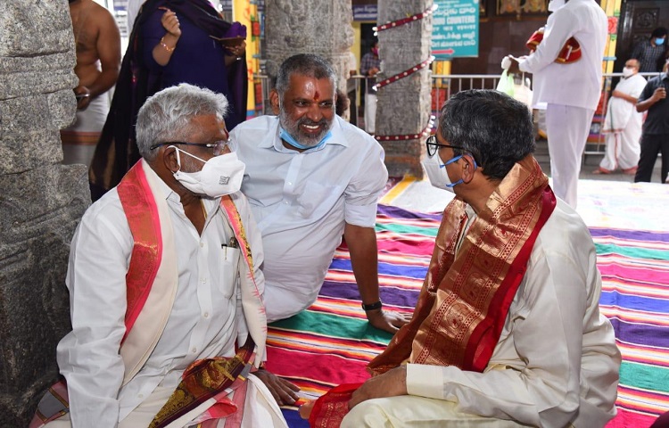 చెవిరెడ్డితో చీఫ్ జస్టీస్ ఆత్మీయ పలకరింపు చెవిరెడ్డితో చీఫ్ జస్టీస్ ఆత్మీయ పలకరింపు