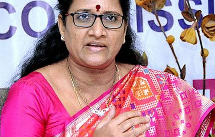 విద్యార్థినిపై అత్యాచార సంఘటన పై విచారం వ్యక్తం చేసిన వాసిరెడ్డి పద్మ విద్యార్థినిపై అత్యాచార సంఘటన పై విచారం వ్యక్తం చేసిన వాసిరెడ్డి పద్మ