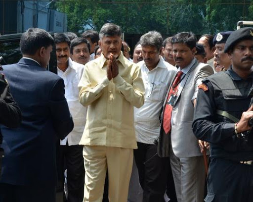 ప్రత్యేక విమానంలో విజయవాడకు చేరుకున్నా చంద్రబాబు ప్రత్యేక విమానంలో విజయవాడకు చేరుకున్నా చంద్రబాబు