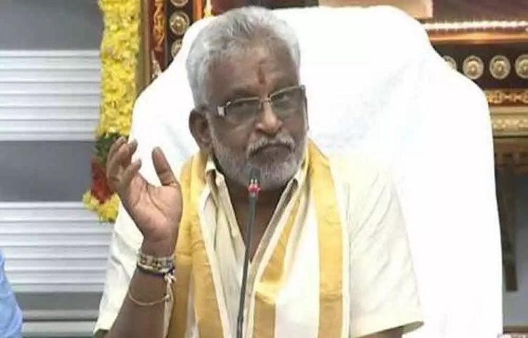 శ్రీవారిమెట్ల మార్గంలో తిరుమలకు వెళ్ళిన టీటీడీ చైర్మన్ శ్రీవారిమెట్ల మార్గంలో తిరుమలకు వెళ్ళిన టీటీడీ చైర్మన్