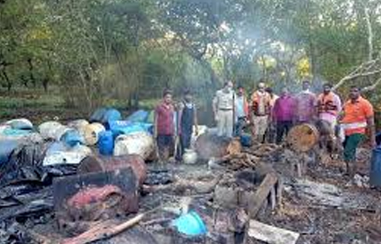 నాటుసారా తయారీ ముఠా అరెస్ట్ నాటుసారా తయారీ ముఠా అరెస్ట్