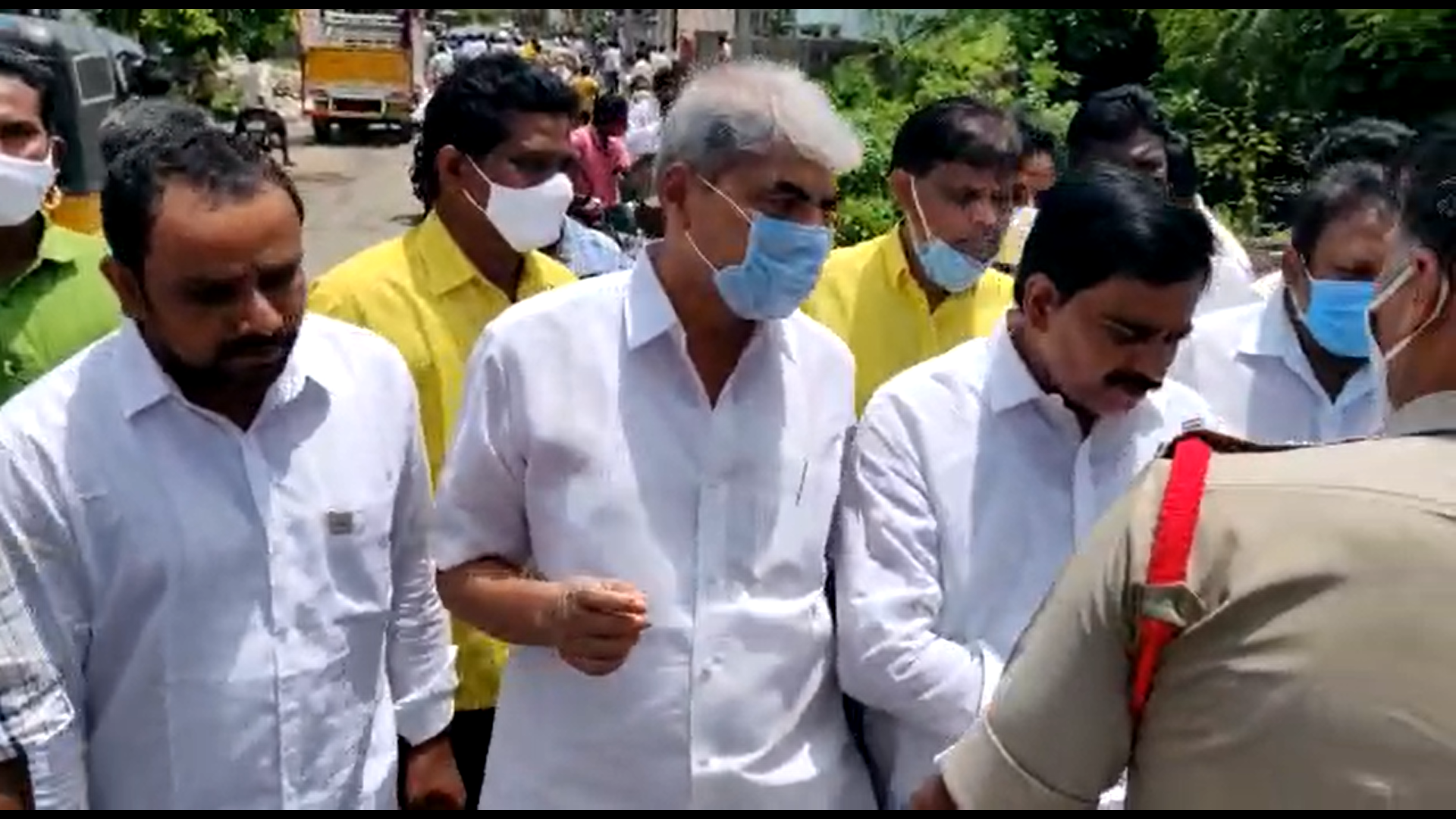 కృష్ణా జిల్లా జుజ్జూరులూరు లో ఉద్రిక్తత కృష్ణా జిల్లా జుజ్జూరులూరు లో ఉద్రిక్తత