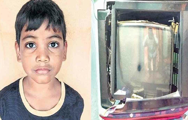 సోనూసూద్ నే కొడతావా.. టీవీని పగలగొట్టిన బుడ్డోడు సోనూసూద్ నే కొడతావా.. టీవీని పగలగొట్టిన బుడ్డోడు