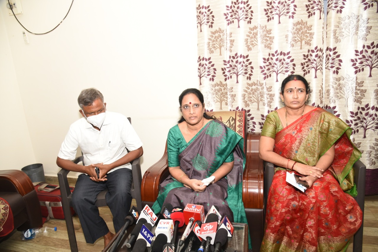 ప్రేమోన్మాదులకు సమాజంలో బతికే అర్హత లేదు ప్రేమోన్మాదులకు సమాజంలో బతికే అర్హత లేదు