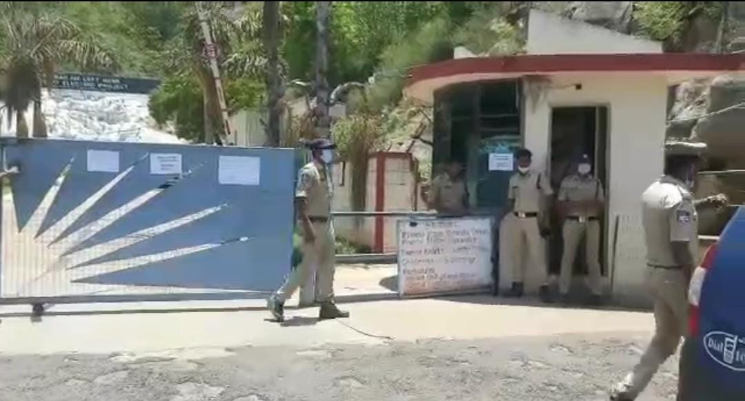 శ్రీశైలం దగ్గర తెలంగాణ పోలీసులు భారీ బందోబస్తు శ్రీశైలం దగ్గర తెలంగాణ పోలీసులు భారీ బందోబస్తు