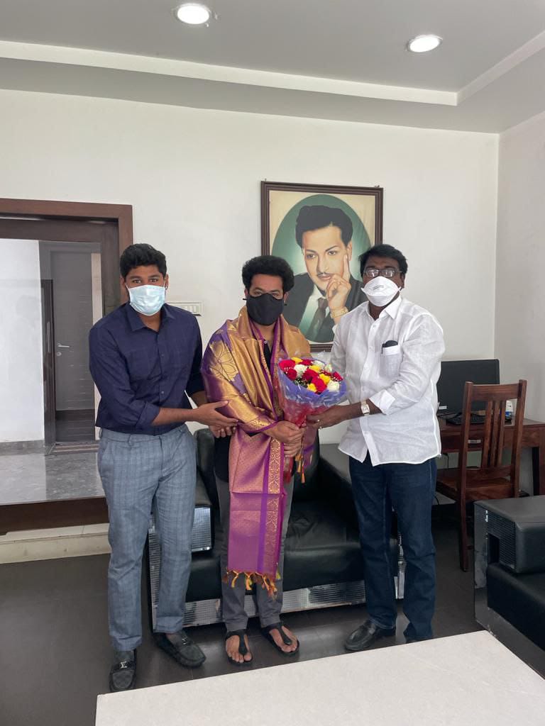 జూనియర్ ఎన్టీఆర్ ను కలిసిన మంత్రి పువ్వాడ జూనియర్ ఎన్టీఆర్ ను కలిసిన మంత్రి పువ్వాడ