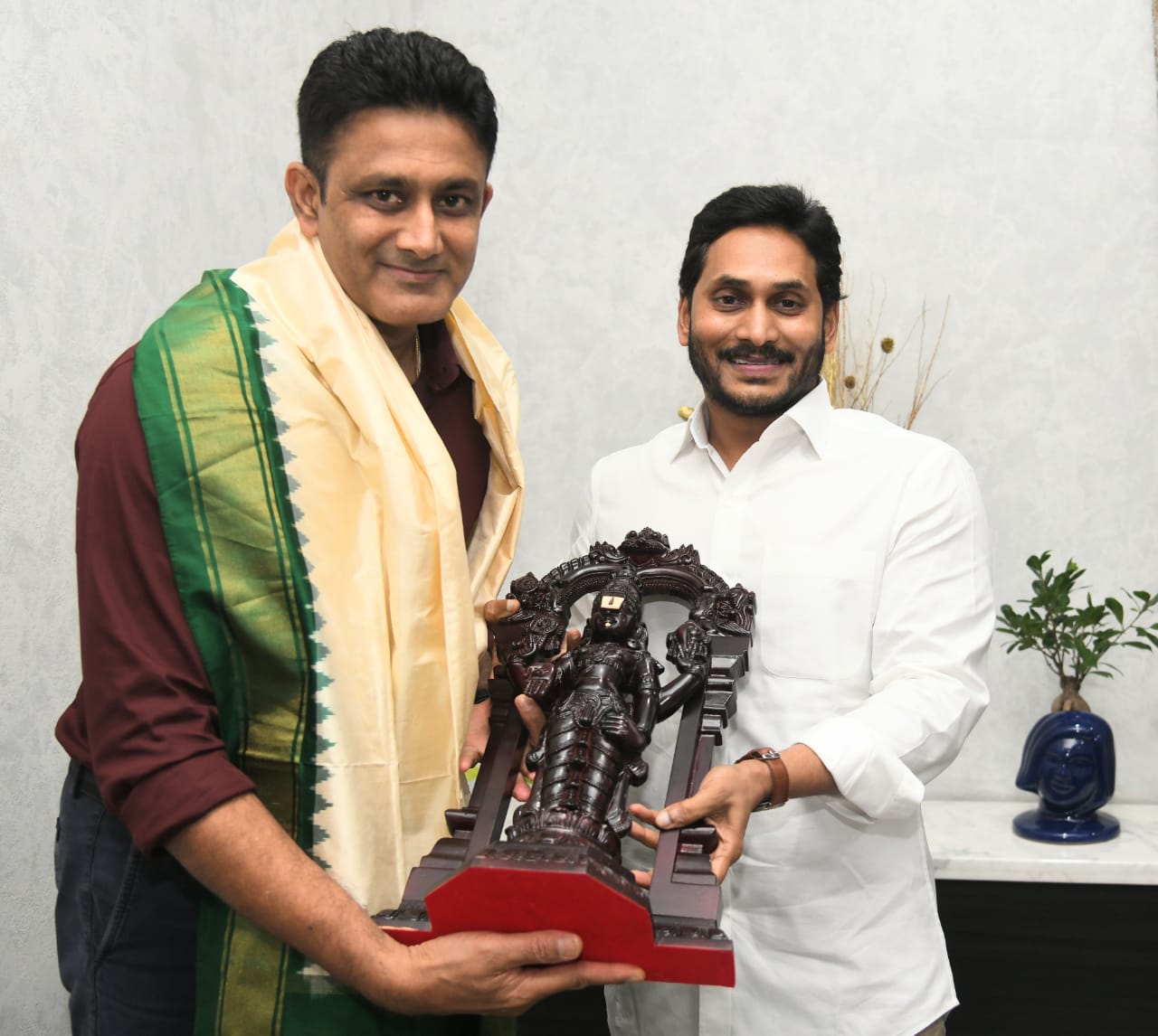 సీఎం వైయస్.జగన్ను కలిసిన మాజీ కెప్టెన్ అనిల్ కుంబ్లే సీఎం వైయస్.జగన్ను కలిసిన మాజీ కెప్టెన్ అనిల్ కుంబ్లే