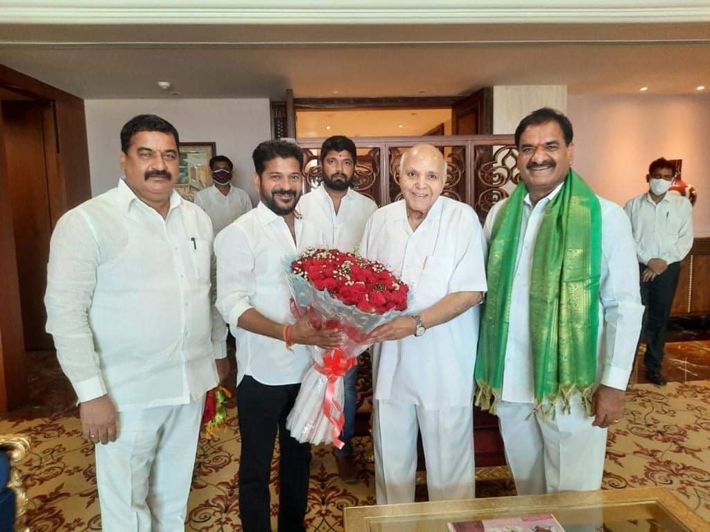 రామోజీరావుతో భేటీ అయిన రేవంత్రెడ్డి రామోజీరావుతో భేటీ అయిన రేవంత్రెడ్డి