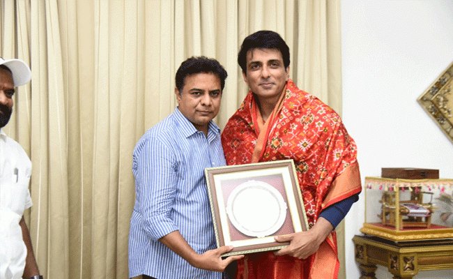 మంత్రి కేటీఆర్- రియల్ హీరో సోనూసూద్ భేటీ మంత్రి కేటీఆర్- రియల్ హీరో సోనూసూద్ భేటీ
