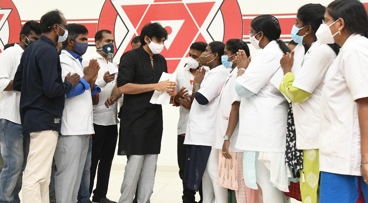 పవన్ కళ్యాణ్ ను కలిసి సమస్యలు విన్నవించుకున్న కోవిడ్ ఫ్రంట్ లైన్ వారియర్స్ పవన్ కళ్యాణ్ ను కలిసి సమస్యలు విన్నవించుకున్న కోవిడ్ ఫ్రంట్ లైన్ వారియర్స్