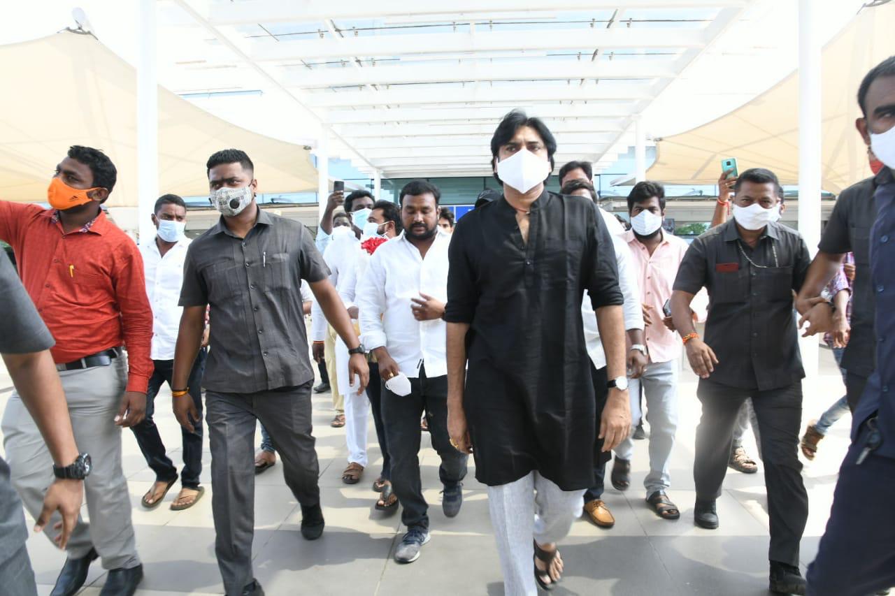 విజయవాడకు చేరుకున్న పవన్ కళ్యాణ్ విజయవాడకు చేరుకున్న పవన్ కళ్యాణ్