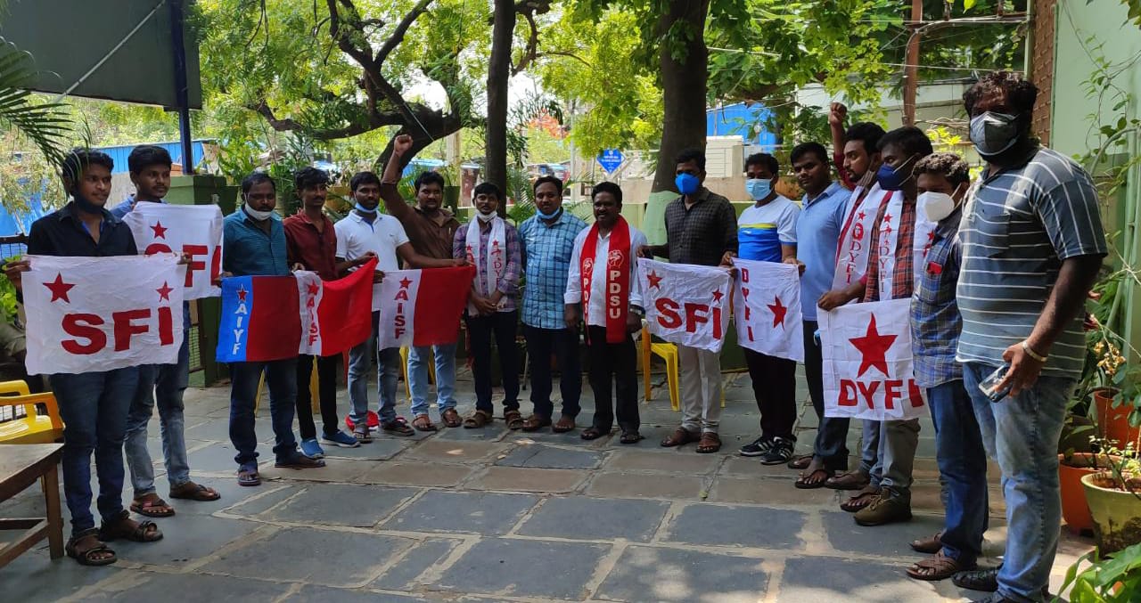 కొత్త జాబ్ క్యాలెండర్ విడుదల చేయాలని కోరుతూ విజయవాడ లెనిన్ సెంటర్ లో బైక్ ర్యాలీని అడ్డుకున్న పోలీసులు కొత్త జాబ్ క్యాలెండర్ విడుదల చేయాలని కోరుతూ విజయవాడ లెనిన్ సెంటర్ లో బైక్ ర్యాలీని అడ్డుకున్న పోలీసులు