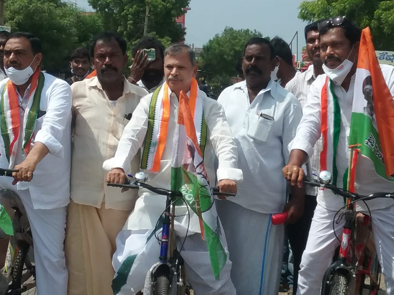 పెట్రో,వంటగ్యాస్ ధరలకు నిరసనగా సైకిల్ యాత్ర.. కాంగ్రెస్ నాయకులు పెట్రో,వంటగ్యాస్ ధరలకు నిరసనగా సైకిల్ యాత్ర.. కాంగ్రెస్ నాయకులు