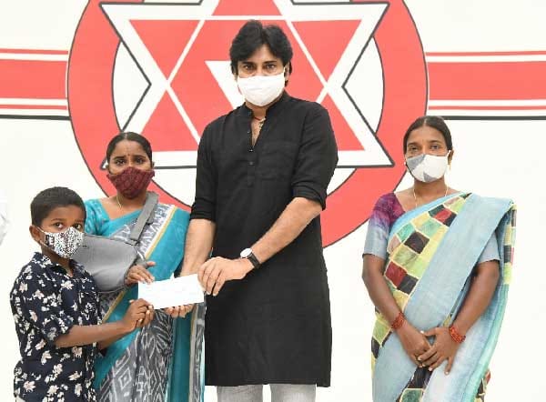 ప్రజల కన్నీళ్లు తుడుస్తాం: జనసేన అధ్యక్షుడు పవన్ కళ్యాణ్ ప్రజల కన్నీళ్లు తుడుస్తాం: జనసేన అధ్యక్షుడు పవన్ కళ్యాణ్