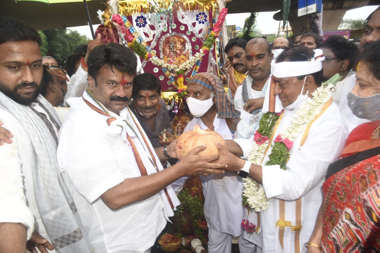 హైదరాబాద్ లో ప్రారంభమైన ఆషాడమాసం బోనాల ఉత్సవాలు హైదరాబాద్ లో ప్రారంభమైన ఆషాడమాసం బోనాల ఉత్సవాలు