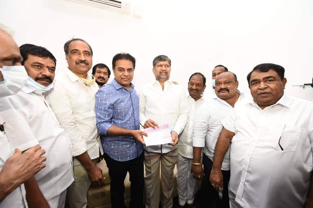 టీఆర్ఎస్ పార్టీలో చేరిన తెలంగాణ టీడీపీ మాజీ అధ్యక్షులు ఎల్.రమణ టీఆర్ఎస్ పార్టీలో చేరిన తెలంగాణ టీడీపీ మాజీ అధ్యక్షులు ఎల్.రమణ