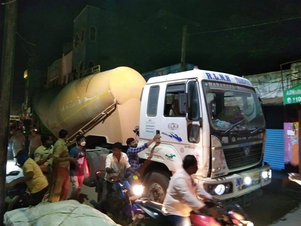 కదిరిలో లారీ బీభత్సం కదిరిలో లారీ బీభత్సం