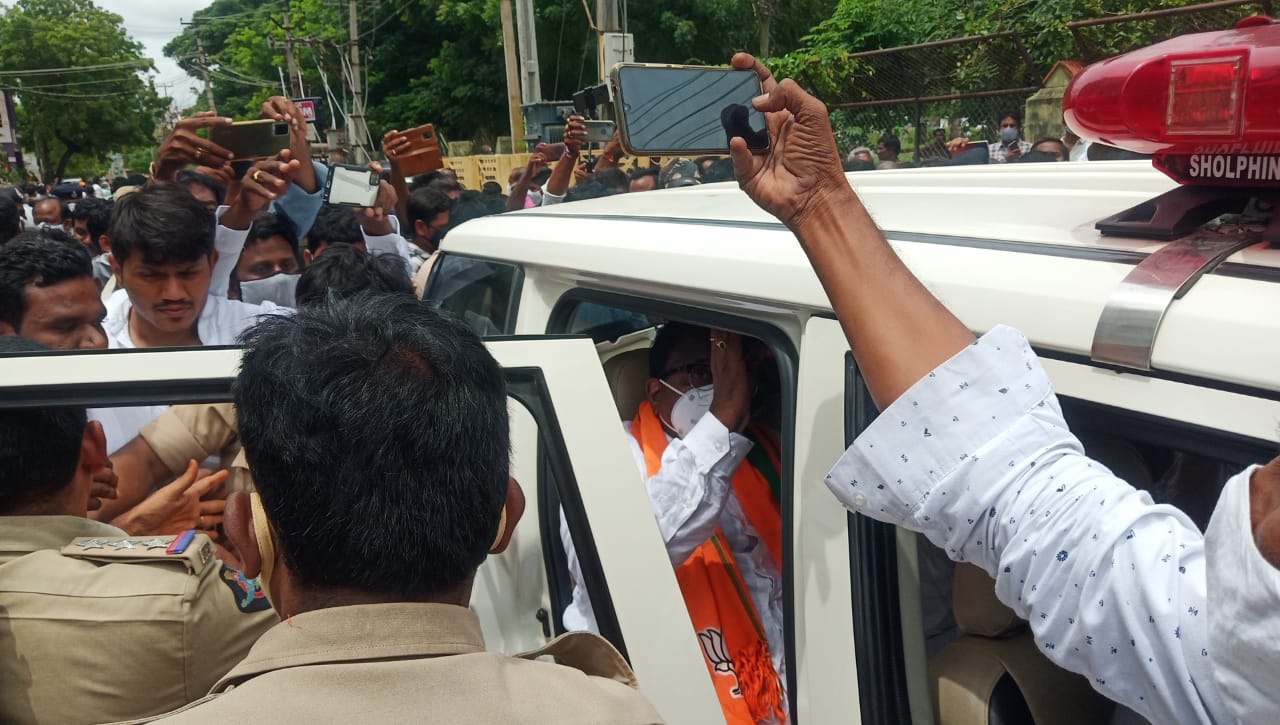 బిజెపి అధ్యక్షుడు సోమువీర్రాజు అరెస్ట్ బిజెపి అధ్యక్షుడు సోమువీర్రాజు అరెస్ట్