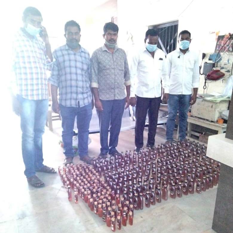 347 మద్యం బాటిల్స్ స్వాధీనం…నిందుతులు అరెస్ట్ 347 మద్యం బాటిల్స్ స్వాధీనం…నిందుతులు అరెస్ట్