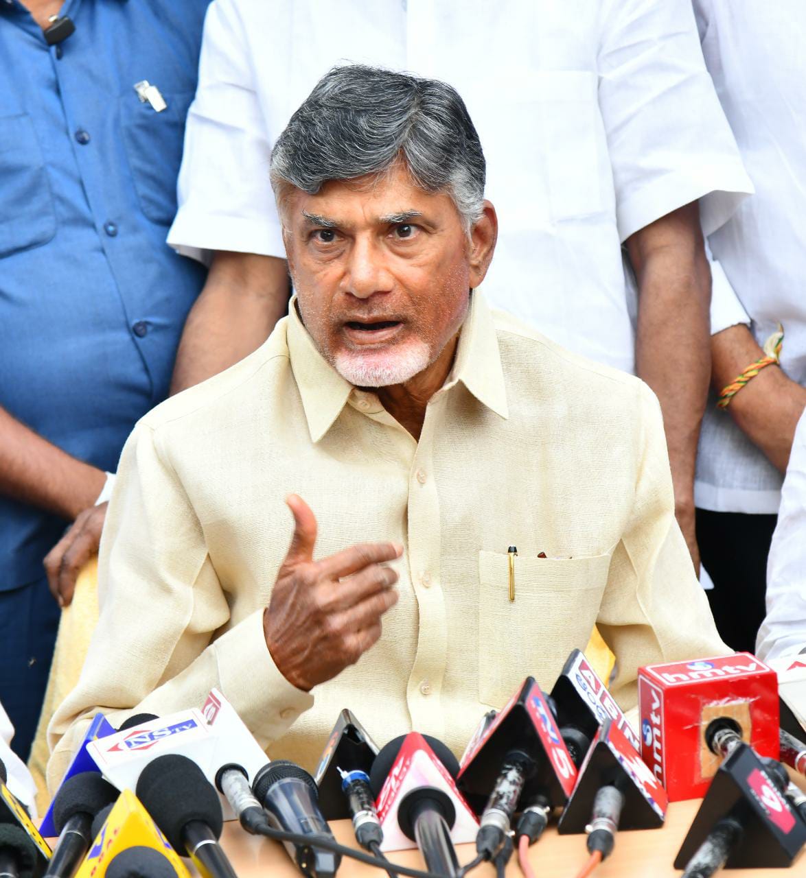 దేవినేనిపై కేసులు వేయడం దారుణం: చంద్రబాబు దేవినేనిపై కేసులు వేయడం దారుణం: చంద్రబాబు