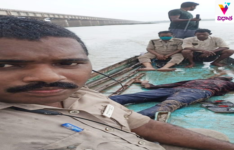 నిండు ప్రాణాన్ని కాపాడిన హైవే పెట్రోలింగ్ సిబ్బంది నిండు ప్రాణాన్ని కాపాడిన హైవే పెట్రోలింగ్ సిబ్బంది