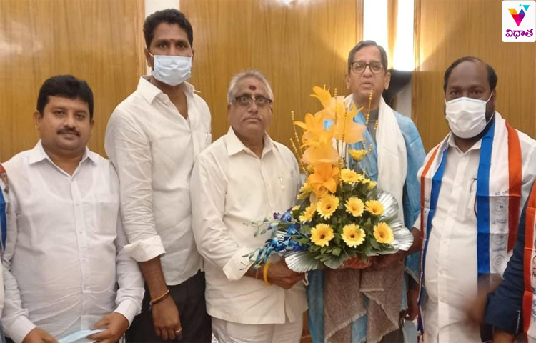 ఎన్వీ రమణ ని కలిసిన బీసీ ముఖ్యనాయకులు ఎన్వీ రమణ ని కలిసిన బీసీ ముఖ్యనాయకులు
