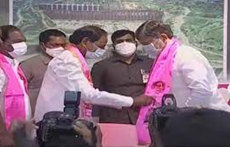 చేనేత వర్గానికి రాజకీయ ప్రాతినిధ్యం : సీఎం కేసీఆర్ చేనేత వర్గానికి రాజకీయ ప్రాతినిధ్యం : సీఎం కేసీఆర్