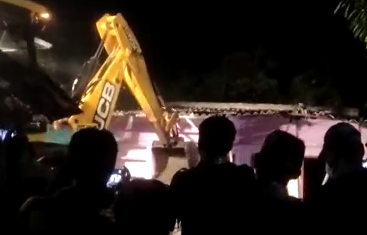 ముఖ్యమంత్రి ఇంటి సమీపంలో పోలీసుల పహారాలో కొనసాగుతున్న కూల్చివేతల పర్వం. ముఖ్యమంత్రి ఇంటి సమీపంలో పోలీసుల పహారాలో కొనసాగుతున్న కూల్చివేతల పర్వం.