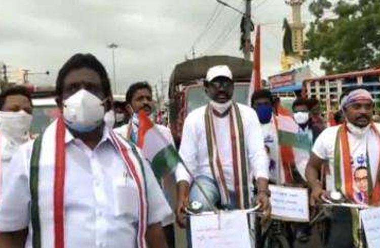 విజయవాడలో కాంగ్రెస్ సైకిల్ ర్యాలీ… అడ్డుకున్న పోలీసులు విజయవాడలో కాంగ్రెస్ సైకిల్ ర్యాలీ… అడ్డుకున్న పోలీసులు