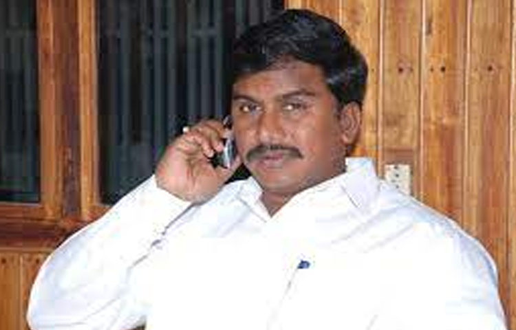 మాజీ ఎమ్మెల్యేను చంపుతానని బెదిరించిన రౌడీ షీటర్ పై కేసు నమోదు మాజీ ఎమ్మెల్యేను చంపుతానని బెదిరించిన రౌడీ షీటర్ పై కేసు నమోదు