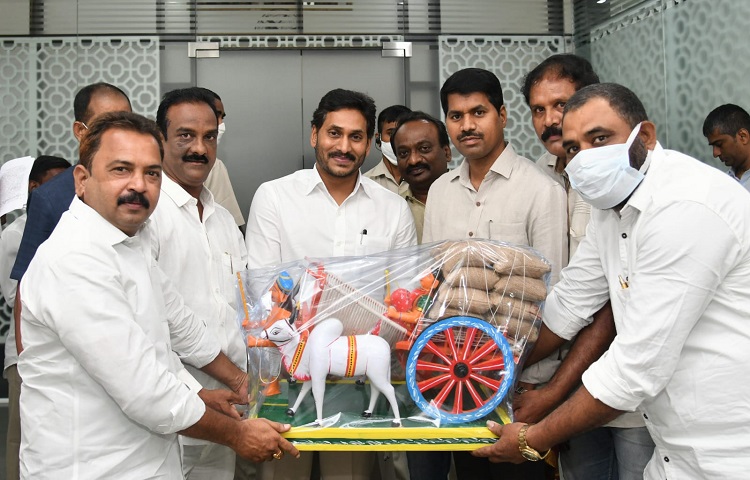 జగన్ ను సత్కరించిన ఎంప్లాయిస్ ఫెడరేషన్ జగన్ ను సత్కరించిన ఎంప్లాయిస్ ఫెడరేషన్