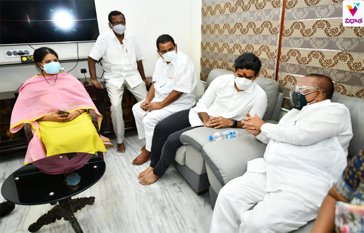 ఆదిరెడ్డి కోట్లమ్మకు నివాళులర్పించిన లోకేష్ ఆదిరెడ్డి కోట్లమ్మకు నివాళులర్పించిన లోకేష్