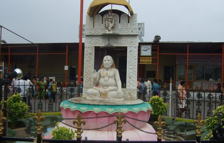 మంత్రాలయం మఠంలో మానసిక రోగి హల్చల్ మంత్రాలయం మఠంలో మానసిక రోగి హల్చల్