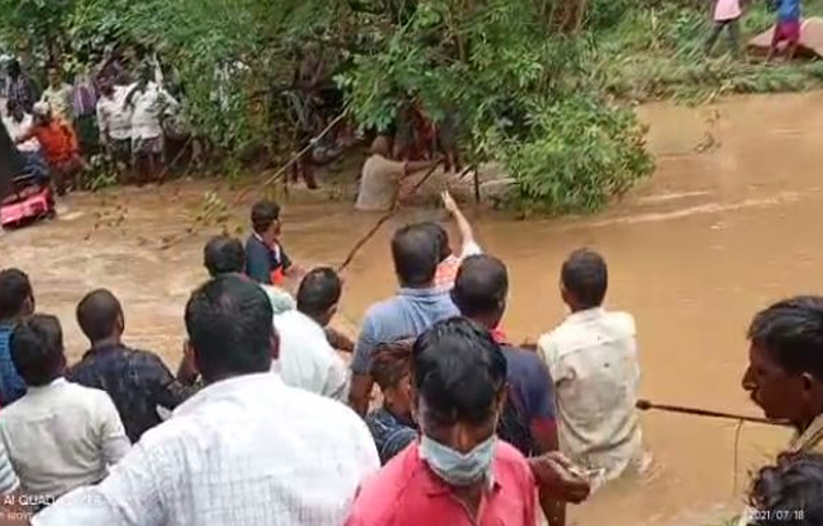 మోట్ల పెద్ద వంక లో చిక్కుకున్న ప్రజలను రక్షించేందుకు సహాయక చర్యలు మోట్ల పెద్ద వంక లో చిక్కుకున్న ప్రజలను రక్షించేందుకు సహాయక చర్యలు