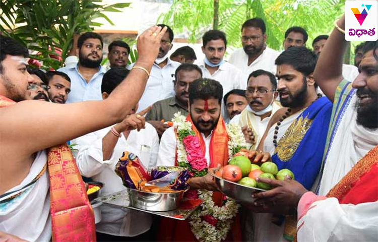 పెద్దమ్మ తల్లి ఆశీర్వాదం తీసుకున్న రేవంత్ పెద్దమ్మ తల్లి ఆశీర్వాదం తీసుకున్న రేవంత్
