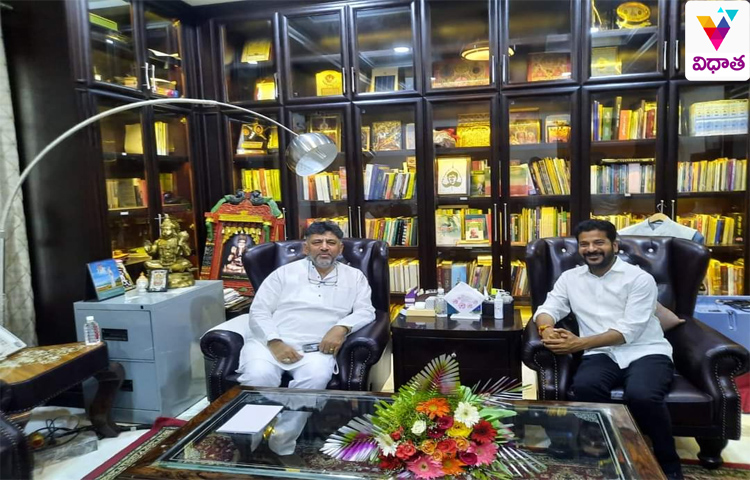 కర్ణాటక కాంగ్రెస్ కమిటీ అధ్యక్షుడు శివకుమార్ను ఆహ్వానించిన రేవంత్ రెడ్డి కర్ణాటక కాంగ్రెస్ కమిటీ అధ్యక్షుడు శివకుమార్ను ఆహ్వానించిన రేవంత్ రెడ్డి