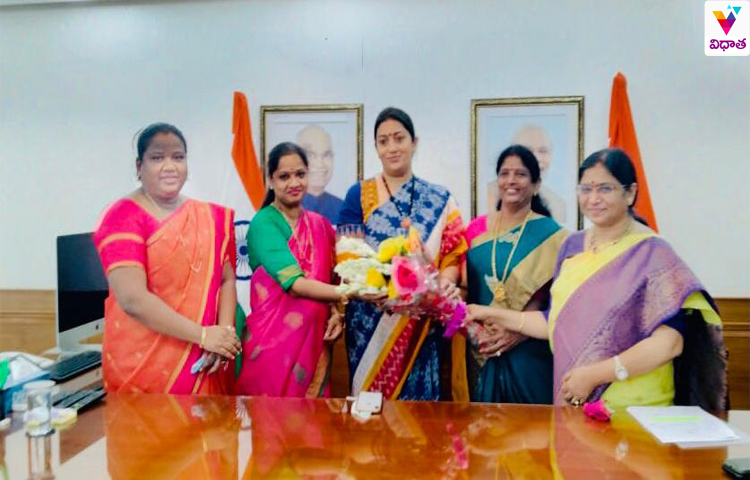 స్మృతి ఇరానీని కలిసిన వైఎస్సార్ సీపీ మహిళా ఎంపీలు స్మృతి ఇరానీని కలిసిన వైఎస్సార్ సీపీ మహిళా ఎంపీలు