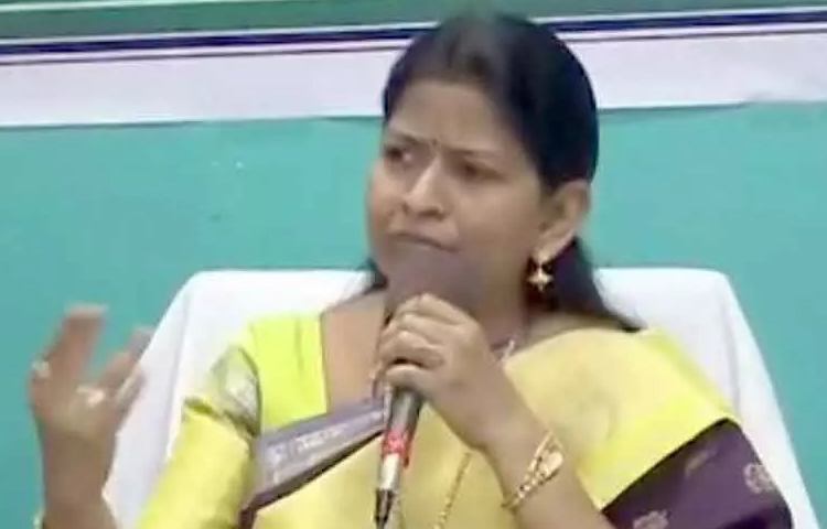 అంగన్వాడీ కేంద్రాల పనితీరుపై ఆరా తీసిన మంత్రి వనిత అంగన్వాడీ కేంద్రాల పనితీరుపై ఆరా తీసిన మంత్రి వనిత