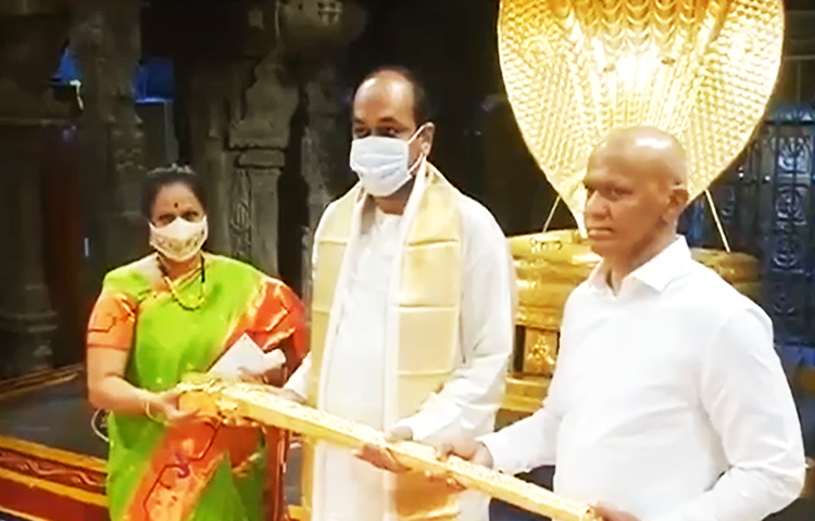 శ్రీవారికి బంగారు స్వర్ణఖడ్గం విరాళం శ్రీవారికి బంగారు స్వర్ణఖడ్గం విరాళం
