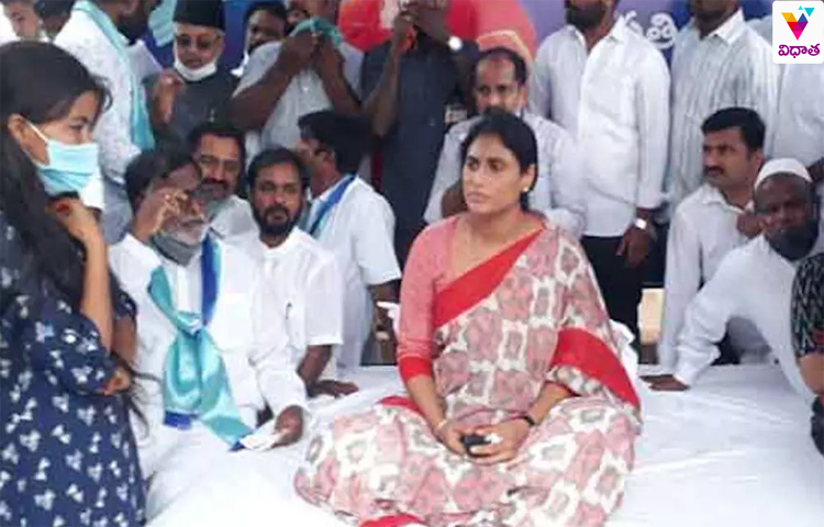చిన్నారి కుటుంబాన్ని పరామర్శించిన వైఎస్ షర్మిల చిన్నారి కుటుంబాన్ని పరామర్శించిన వైఎస్ షర్మిల
