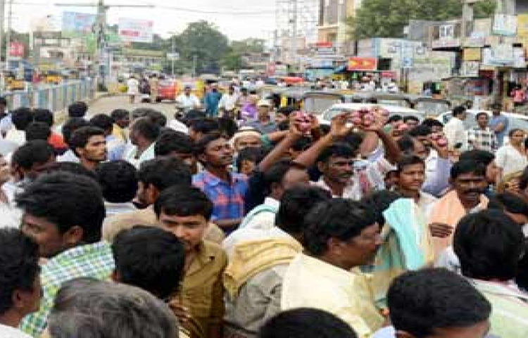 రోడ్డెక్కిన ఉల్లి రైతులు రోడ్డెక్కిన ఉల్లి రైతులు