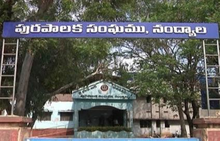 నకిలీ చలానాలు.. అధికారుల గుట్టు రట్టు నకిలీ చలానాలు.. అధికారుల గుట్టు రట్టు
