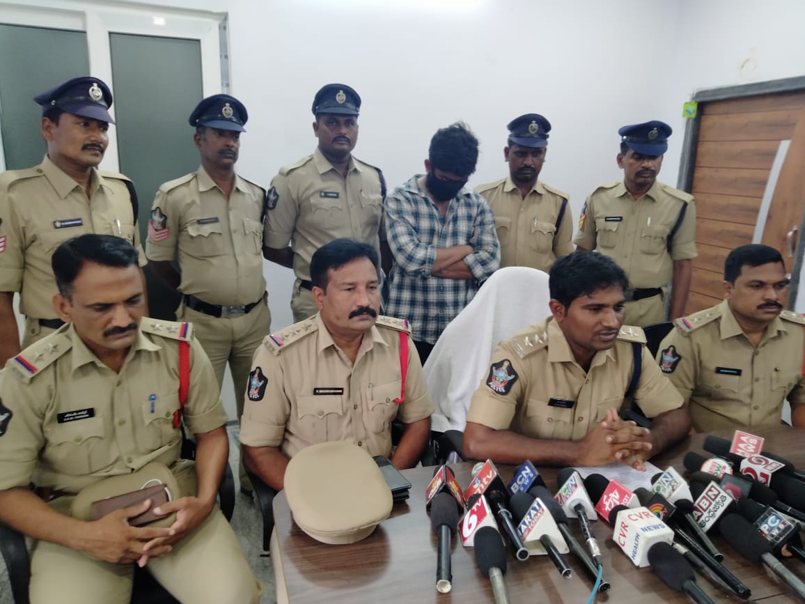 200 మంది అమ్మాయిలు, 100 మంది ఆంటీలు మాయ మాటలతో లోబర్చుకుని బ్లాక్ మెయిల్ చేస్తున్న యువకుడు 200 మంది అమ్మాయిలు, 100 మంది ఆంటీలు మాయ మాటలతో లోబర్చుకుని బ్లాక్ మెయిల్ చేస్తున్న యువకుడు