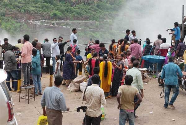 శ్రీశైలం,సాగర్ జలాశయాలకు వరద.. సాగర్ ఎడమ కాల్వకు నీటి విడుదల శ్రీశైలం,సాగర్ జలాశయాలకు వరద.. సాగర్ ఎడమ కాల్వకు నీటి విడుదల